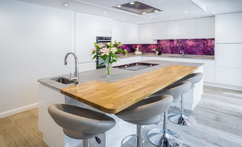 Handleless kitchen in white