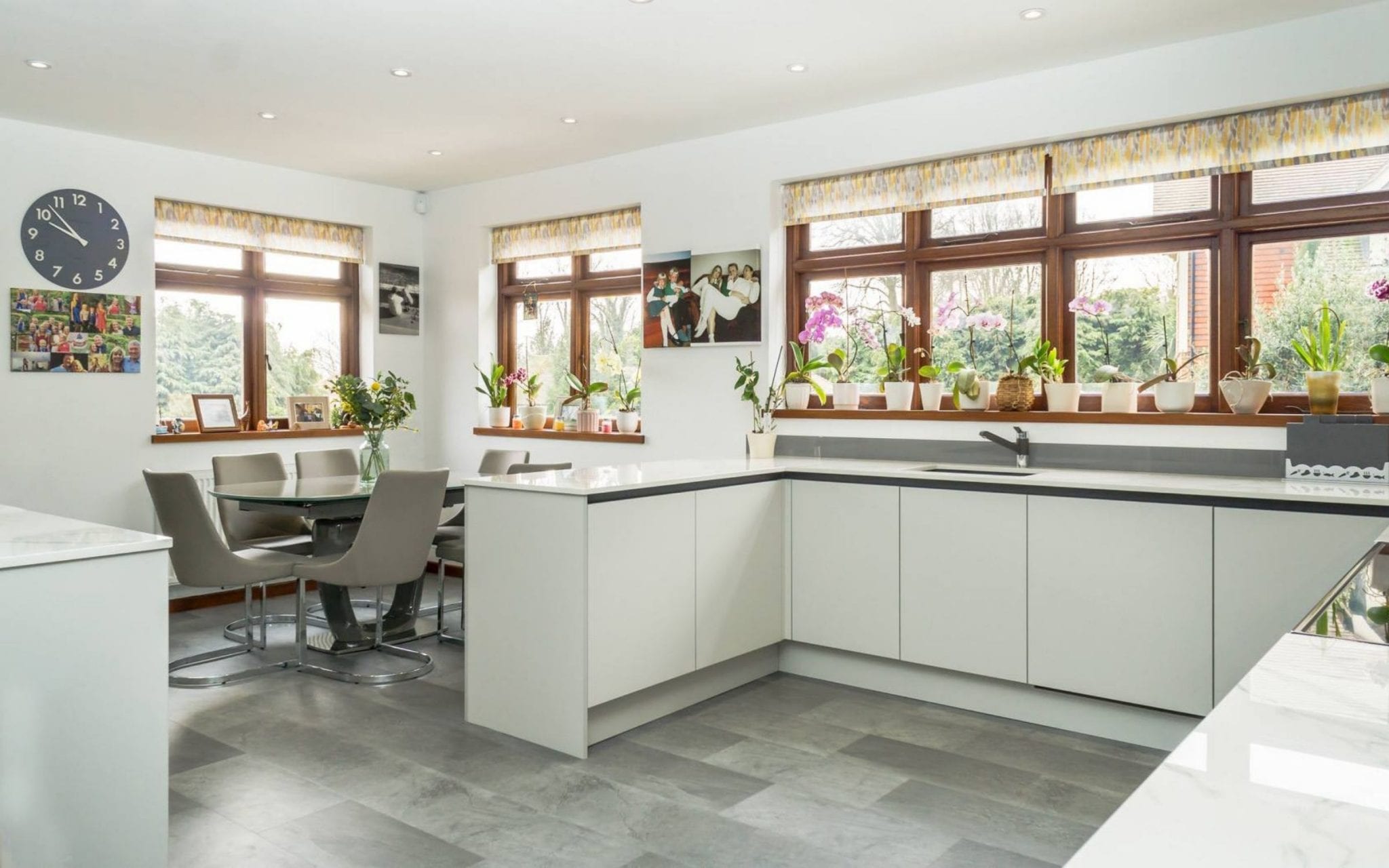 Handleless Kitchen In White