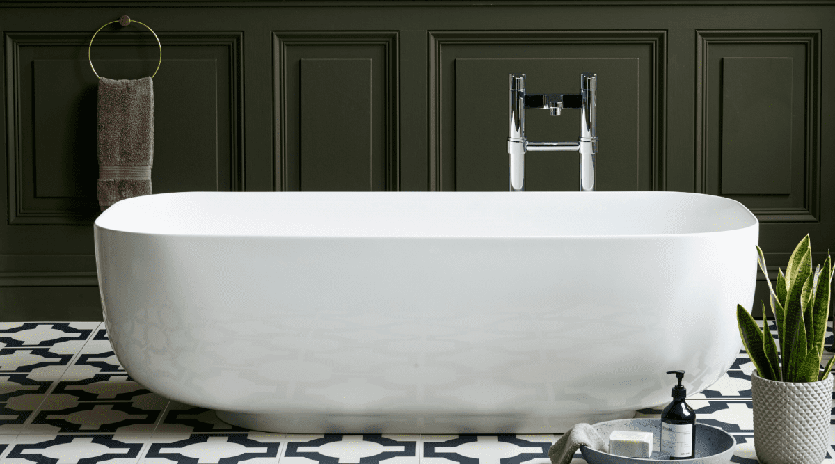 Freestanding bath in white